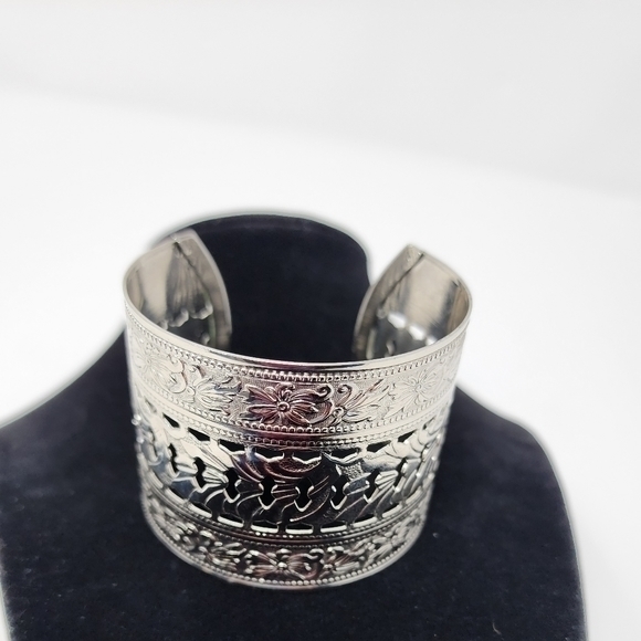 Silver Tone Floral Metal Women's‎ Cuff Bracelet - Picture 2 of 8